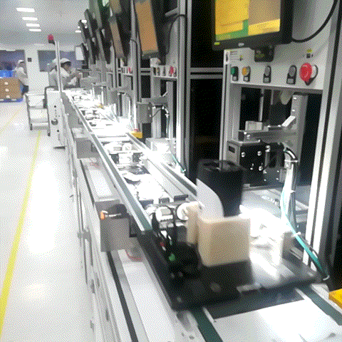 自动生成二维码,并在下料口对应产品流水号进行人工贴码;   机械手